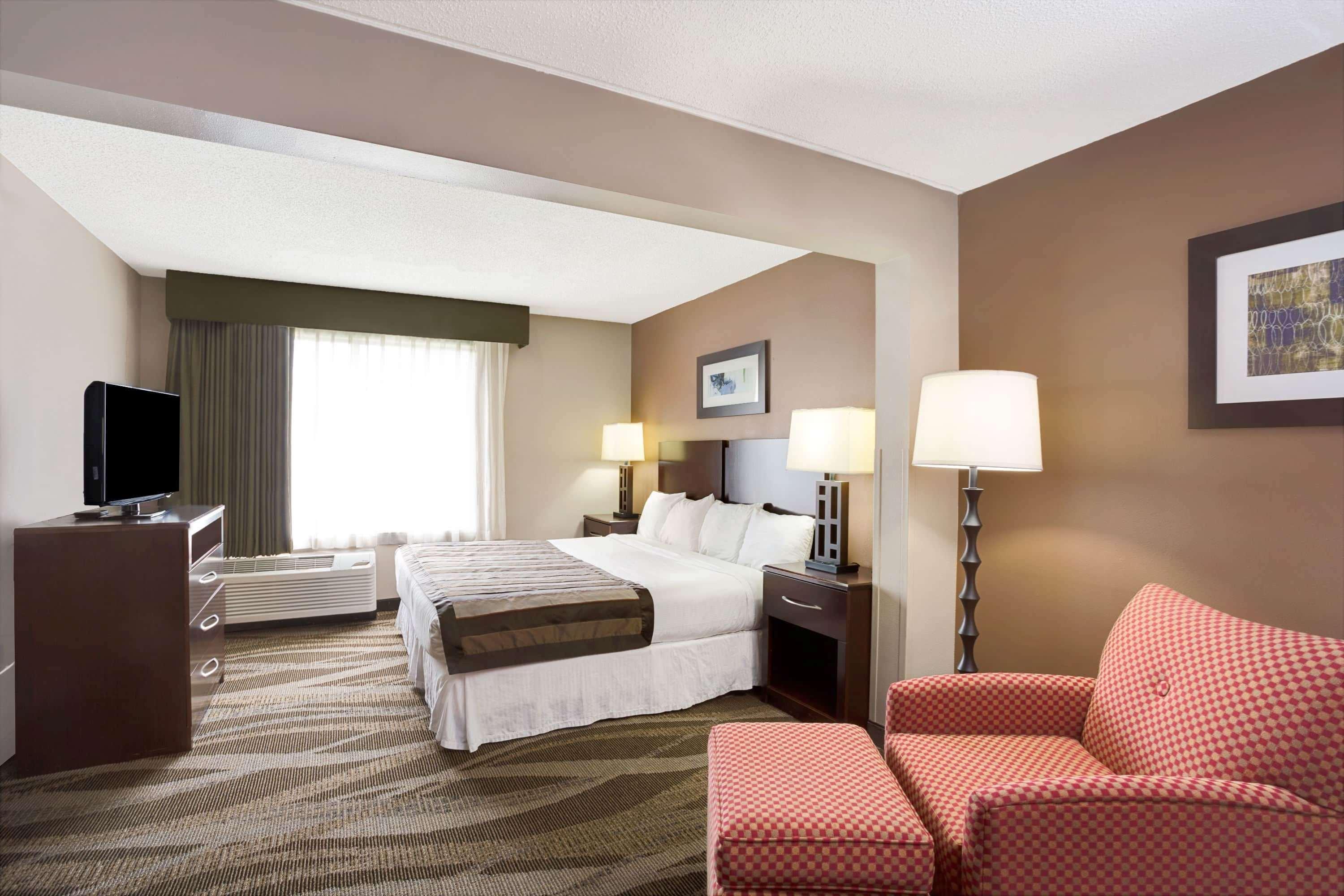 Wingate By Wyndham Raleigh Durham / Airport Hotel Екстериор снимка