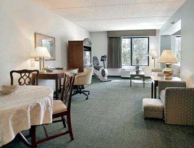 Wingate By Wyndham Raleigh Durham / Airport Hotel Екстериор снимка